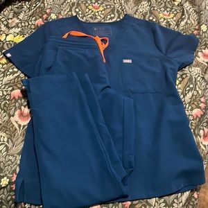 Only worn once. Didn’t fit my post baby body.